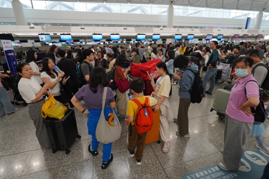 今日是出境高峰期，今早機場湧現離境人潮。