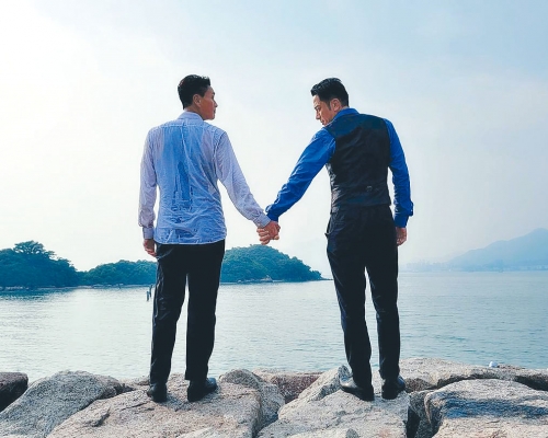 阿Ron(右)跟黃宗澤惡搞浪漫場面。
