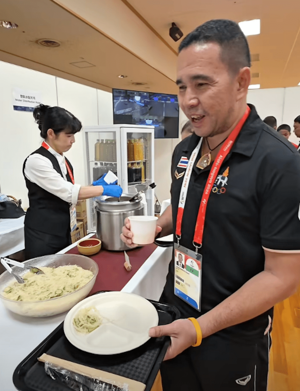 爭議源於特克球泰國隊領隊兼教練帕普瓊普(Rewat Phapchonphu)早前在「Teqball Thailand Inside」社交專頁發布影片,展示競賽場館附近提供的午餐。fb@Teqball Thailand Inside(下同) 爭議源於特克球泰國隊領隊兼教練帕普瓊普(Rewat Phapchonphu)早前在「Teqball Thailand Inside」社交專頁發布影片,展示競賽場館附近提供的午餐。fb@Teqball Thailand Inside(下同)