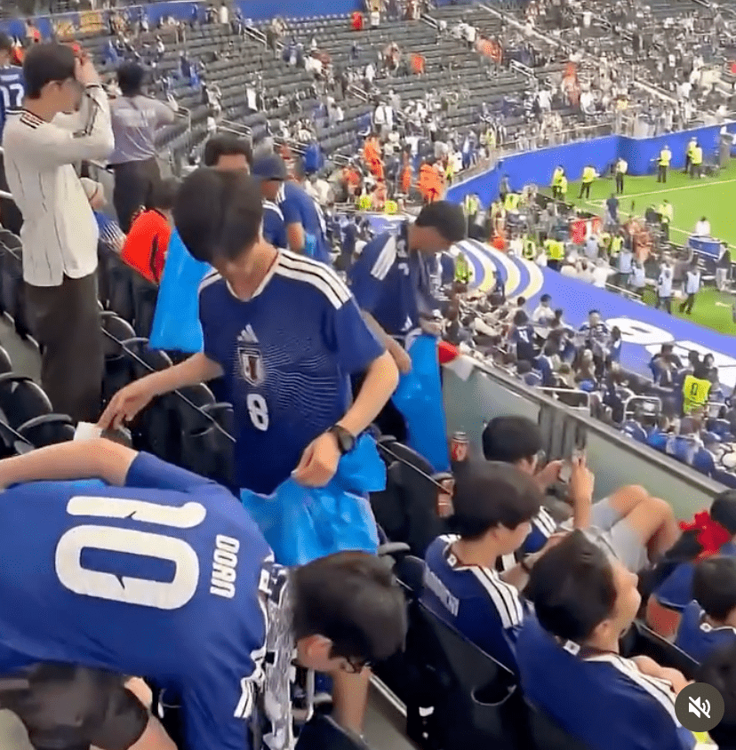 身處美國比賽現場的日本球迷,散場時拿出了自備的藍色垃圾袋,自發在體育場內展開大規模的清潔行動。Threads@14162zz 身處美國比賽現場的日本球迷,散場時拿出了自備的藍色垃圾袋,自發在體育場內展開大規模的清潔行動。Threads@14162zz