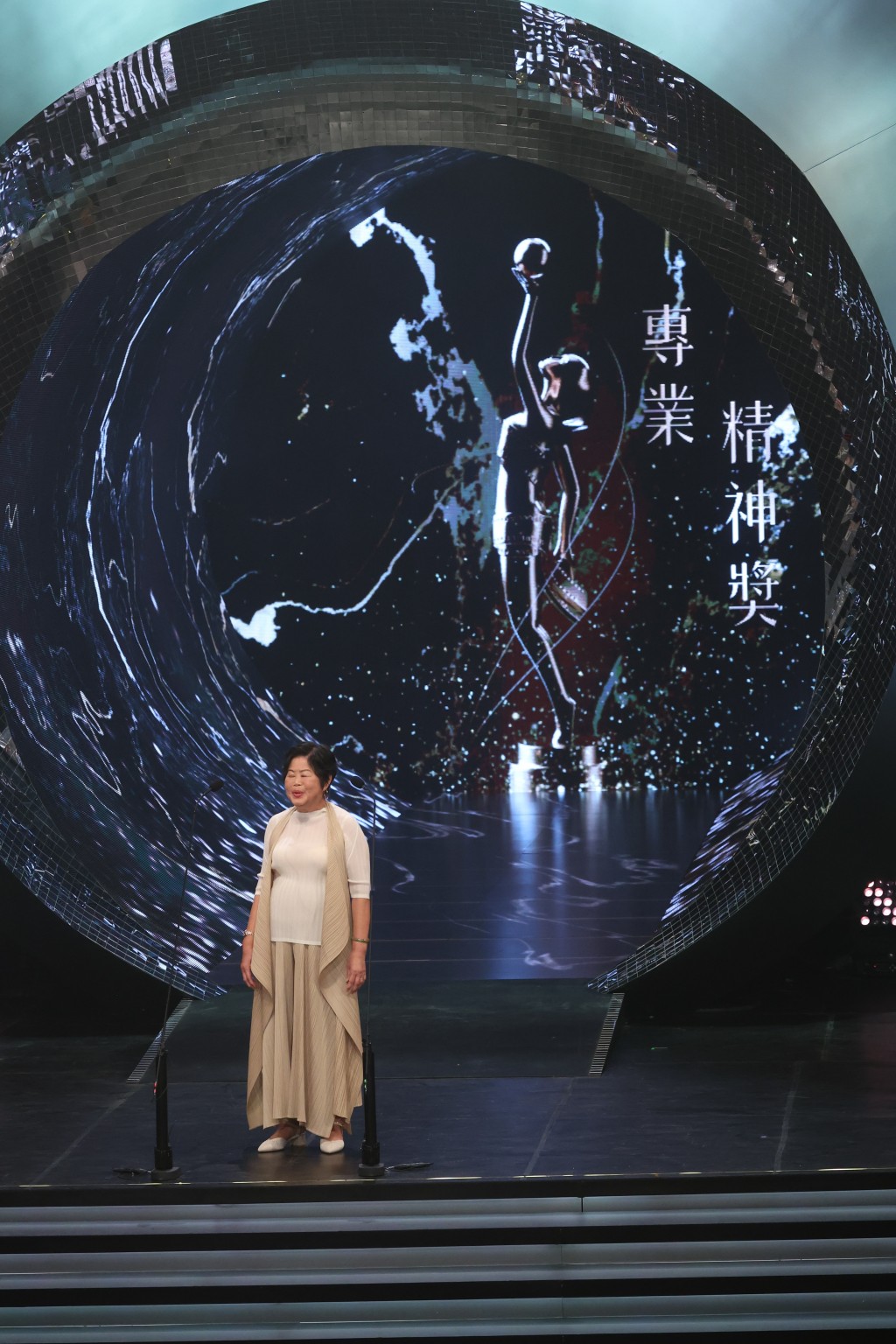 從事電影服裝管理逾40年的「萍姐」唐萍獲得「專業精神獎」。