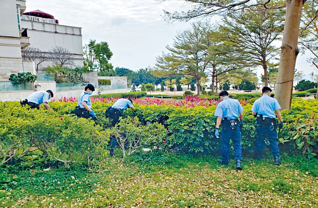 ■警方早前到數碼港海濱公園搜尋毒餌。