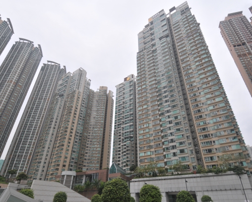 據了解，女事主為本港一間大型保險公司的董事，居住在柯士甸道西一號擎天半島一個單位。