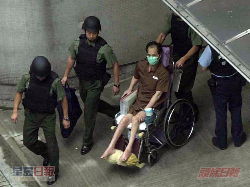 葉繼歡在懲教員及警員嚴密看管下到瑪麗覆診。資料圖片