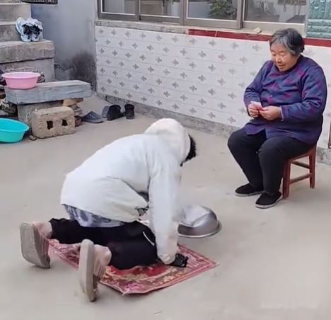叩頭是中國人最隆重的禮節。
