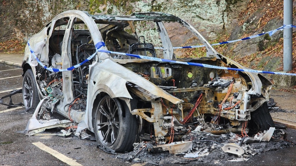 私家車嚴重焚毀,被燒淨支架。黃文威攝 私家車嚴重焚毀,被燒淨支架。黃文威攝