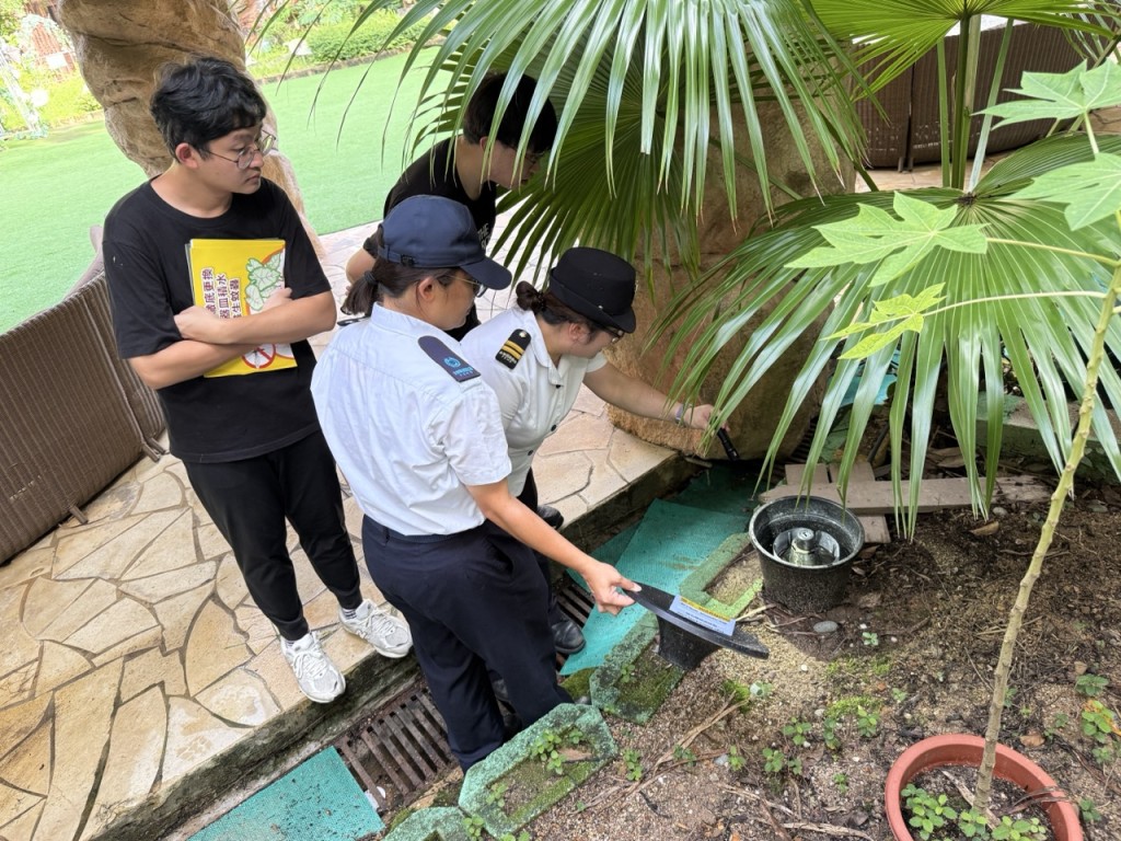 食環署人員在荃灣區馬灣檢查新型捕蚊器(又稱「蚊子陷阱」)的運作情況。 食環署人員在荃灣區馬灣檢查新型捕蚊器(又稱「蚊子陷阱」)的運作情況。