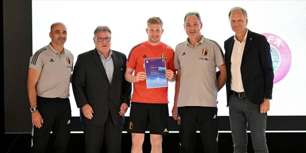 迪布尼(中)跟教练课程负责人、现任比利时国家队教练马天尼斯(左)以及课程工作人员合照，分享考获A级教练牌照的喜悦。 网上图片