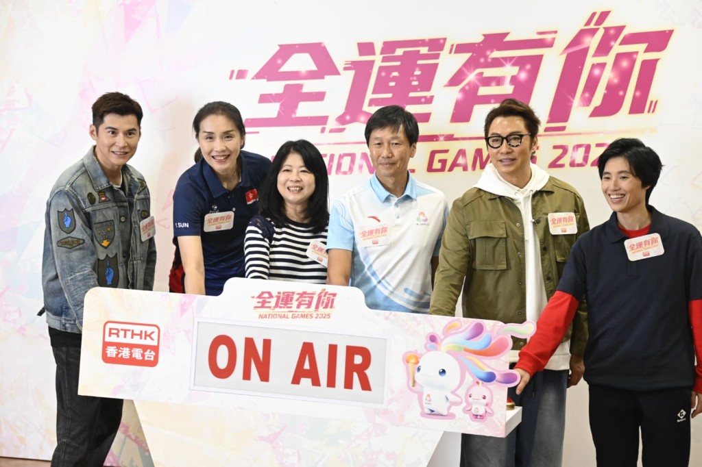 譚耀文、陳家樂與主持人、運動員合照。 譚耀文、陳家樂與主持人、運動員合照。