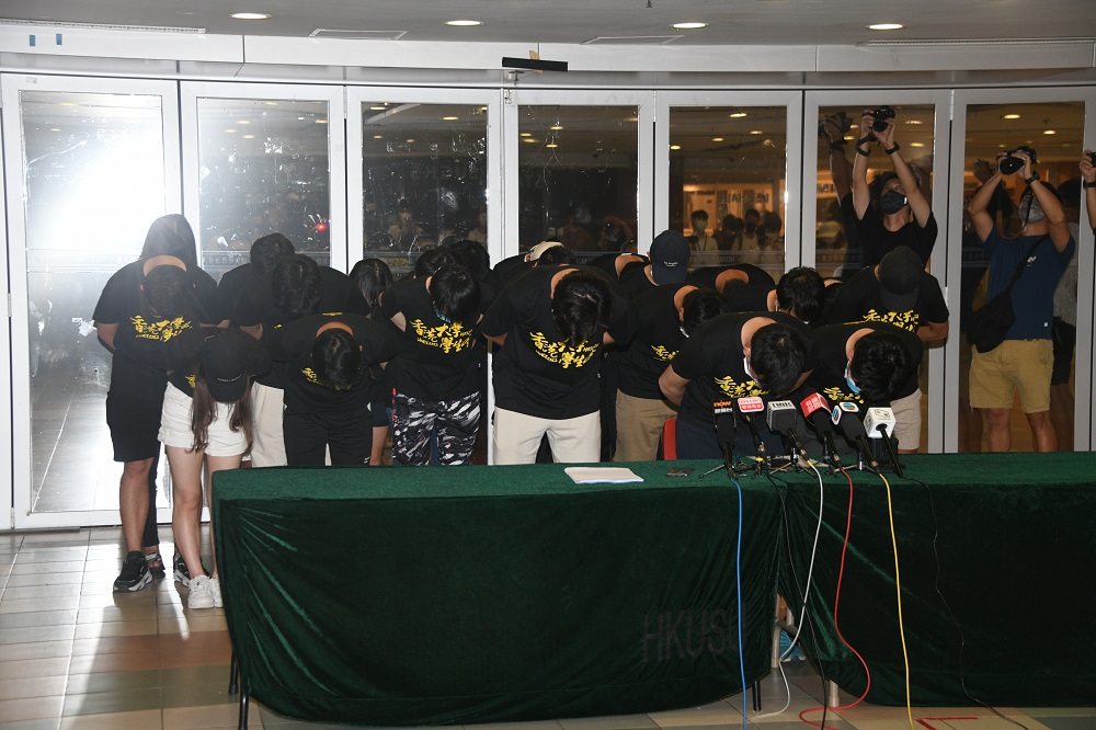 港大學生會評議會日前就通過「感激」七一刺警案兇徒議案引起譴責，鞠躬道歉。資料圖片