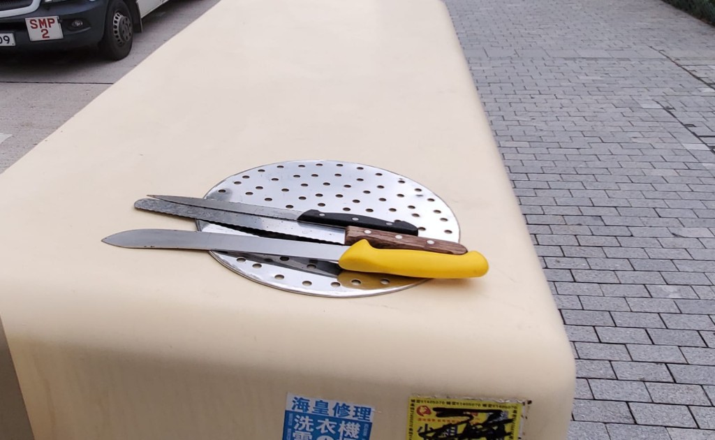 涉事的2把刀。 林思明攝。
