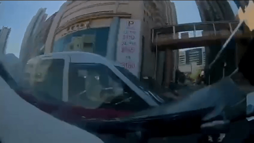 私家車與一輛沿牛皮沙街往第一城方向的士相撞。 私家車與一輛沿牛皮沙街往第一城方向的士相撞。