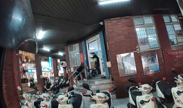 台南晚上街頭發生無差別斬人事件。facebook@台南大小事