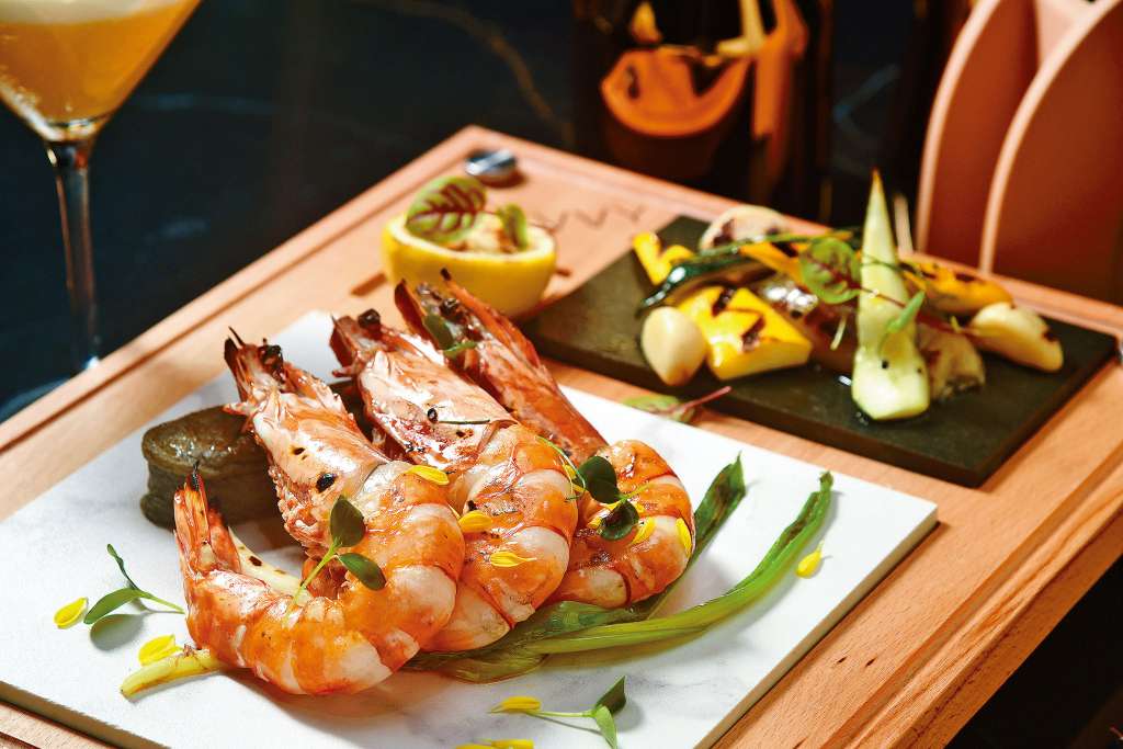 燒虎蝦，比手掌還要大的越南野生虎蝦，配以鬆化的炭薯及烤時菜，分量十足。