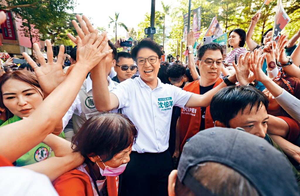 沈伯洋（中白衣者）與民眾擊掌互動。