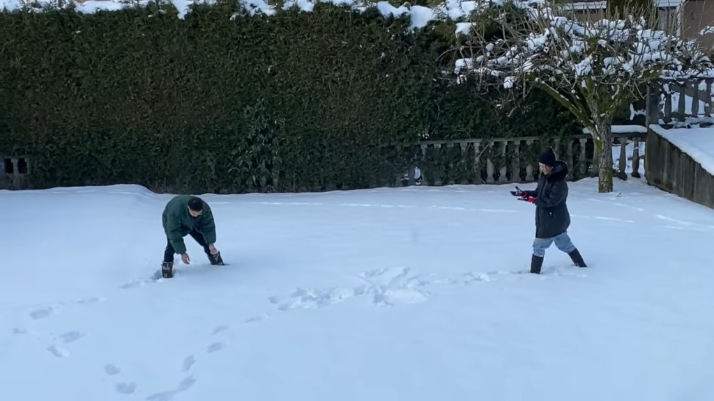 姜麗文夫婦在屋外的巨型花園打雪仗。