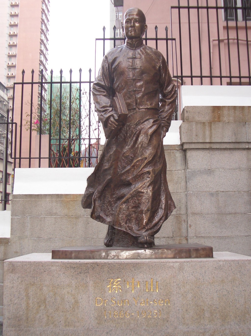 孙中山纪念馆外竖立了一尊孙中山铜像。资料图片