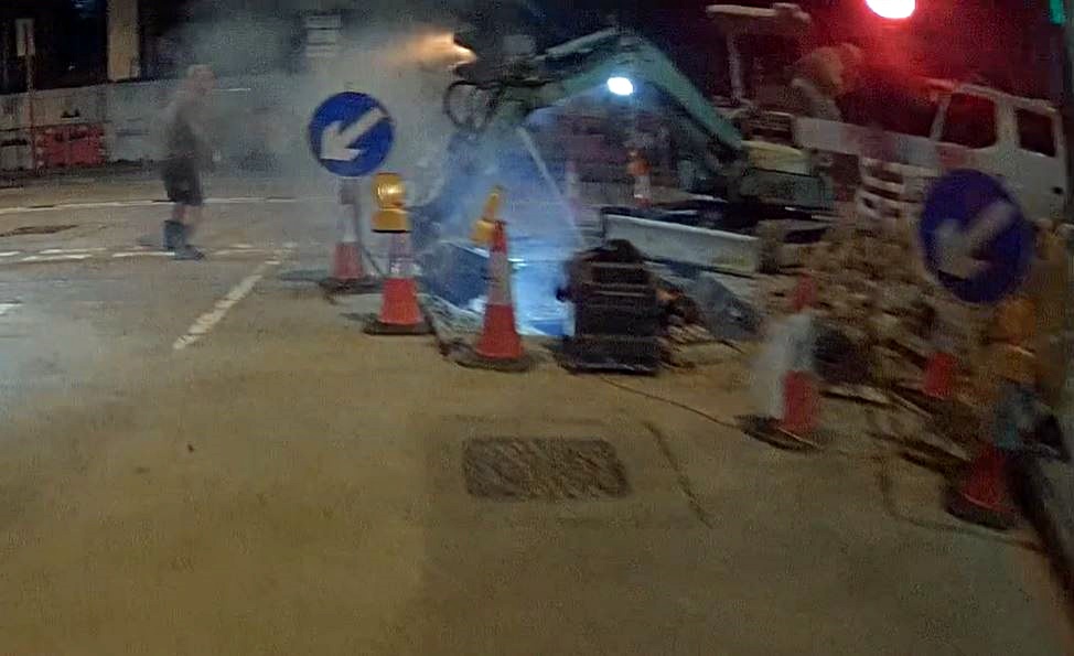 男工從白煙中走出。車cam L（香港群組）