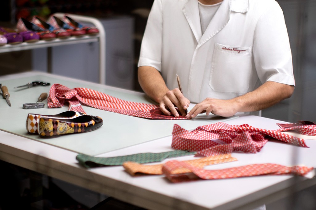 新品採用來自佛羅倫斯 Salvatore Ferragamo 博物館展覽中，挑選出來而重新設計的老虎印花絲綢及Gancini印花作為素材。