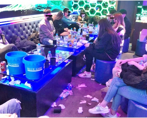 酒吧內有30人聚集消遣（19男11女），年齡介乎17至34歲。