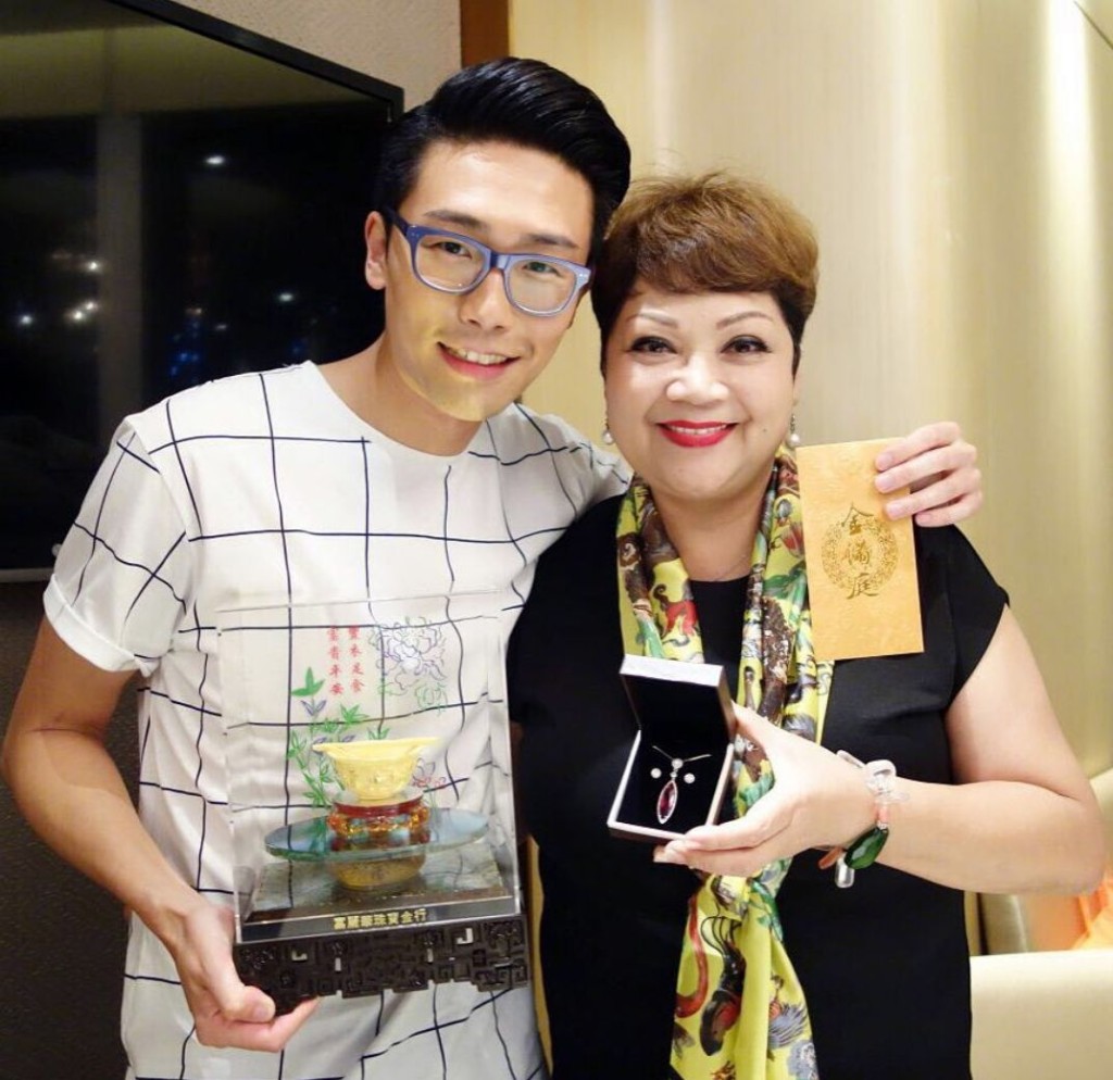 陸浩明亦表示，契媽肥媽杯「新抱茶」一定少不了，更自爆被肥媽嘲笑：「你揀金價最貴時結婚！」