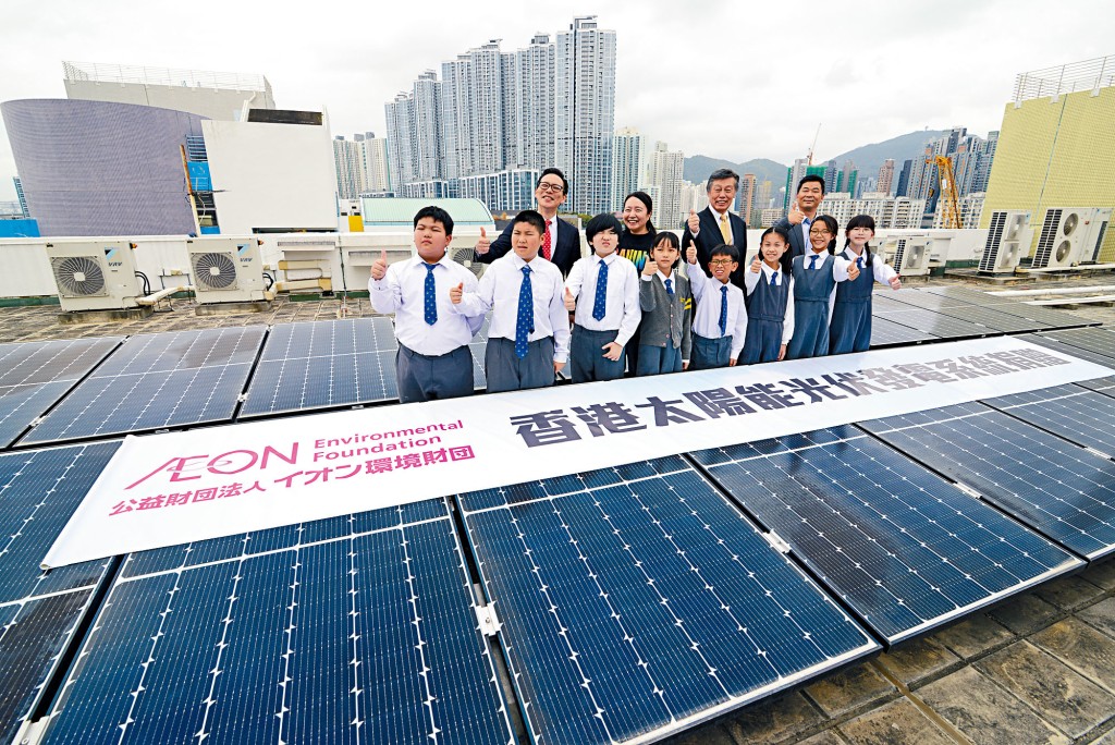 大角嘴天主教小學（海帆道）的學生跟參觀的嘉賓分享觀察數據的體驗。