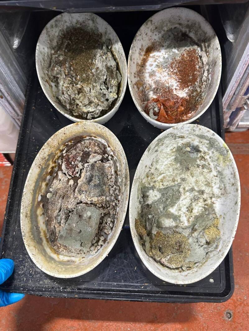 長滿黴菌的餐具令人噁心。洛杉磯工會UNITE HERE Local 11