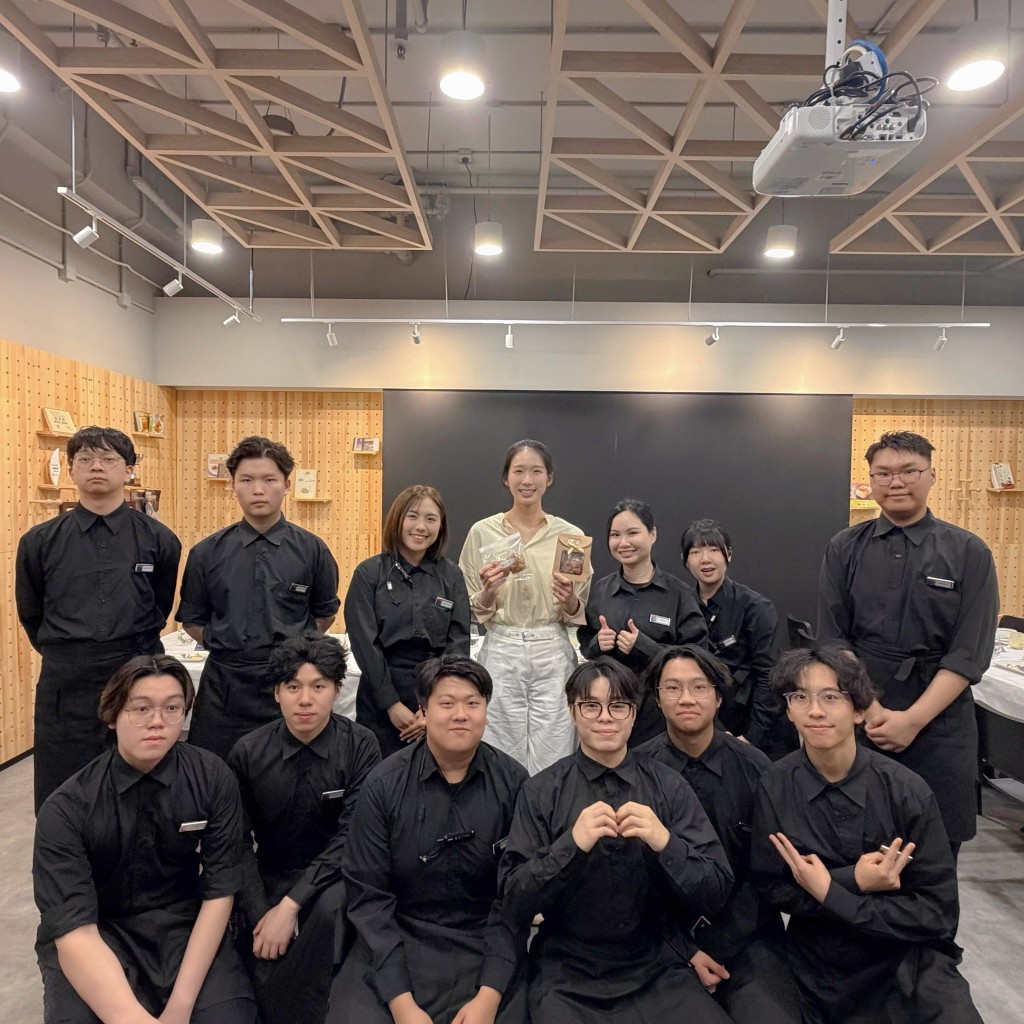 江旻憓在餐廳跟服務的學生聊天，之後又跑入廚房找製作食物的學生傾談，與學生合照。（圖片來源：江旻憓FB）