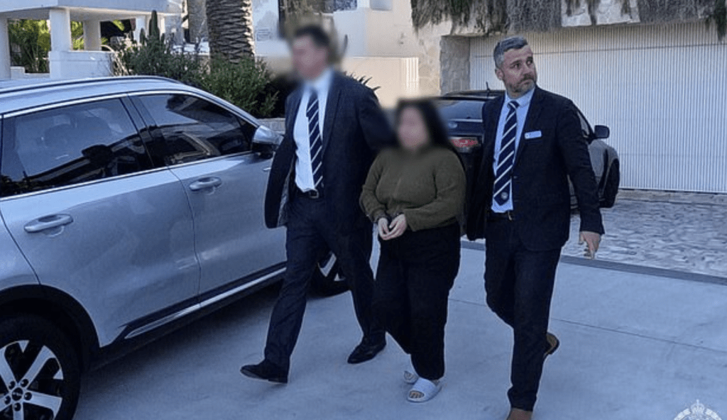 被捕人为53岁女子潘安雅(Anya Phan)及其25岁女儿郑希(Thi Ta),两人于本周三(12日)在悉尼高级住宅区多佛高地被警员带走。澳洲警方图片 被捕人为53岁女子潘安雅(Anya Phan)及其25岁女儿郑希(Thi Ta),两人于本周三(12日)在悉尼高级住宅区多佛高地被警员带走。澳洲警方图片