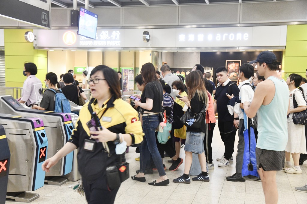 其中寶琳站、康城站等將軍澳綫車站,傍晚6時許港鐵人員需要落閘暫時關閉 其中寶琳站、康城站等將軍澳綫車站,傍晚6時許港鐵人員需要落閘暫時關閉