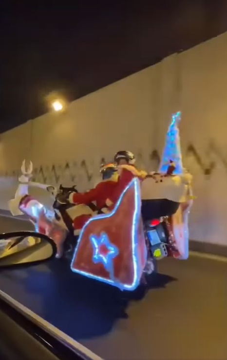 聖誕老人帶同夥伴騎電單車穿梭隧道。