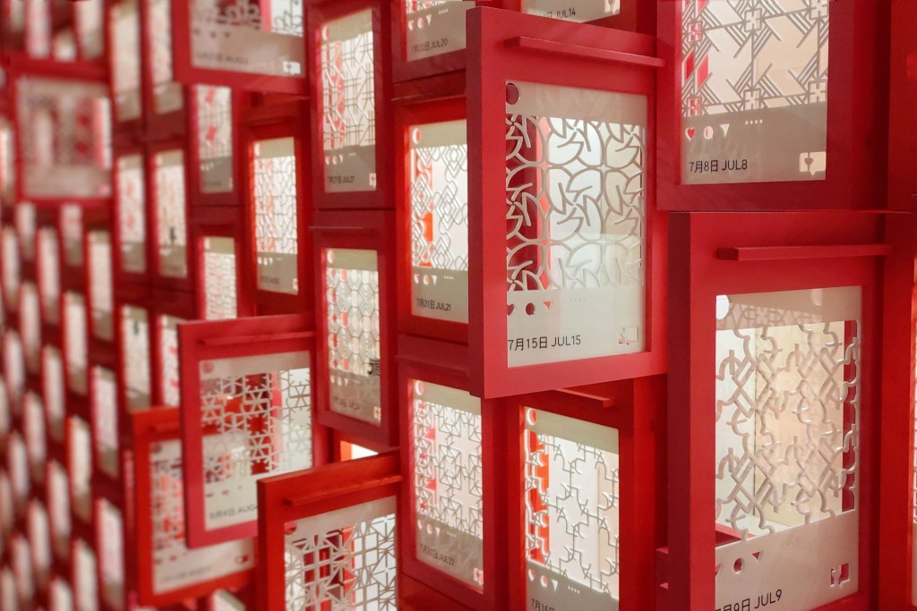 香港藝術館2023｜日藉香港藝術家伊藤彥子的藝術裝置《生日快樂 Likeboxes》。（圖片來源：香港藝術館Facebook）