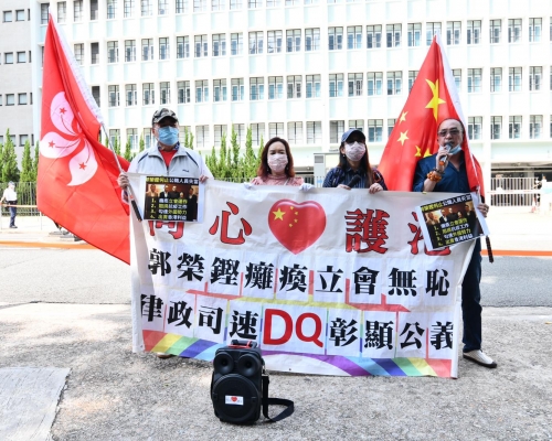 團體「同心護港」到律政中心外請願。