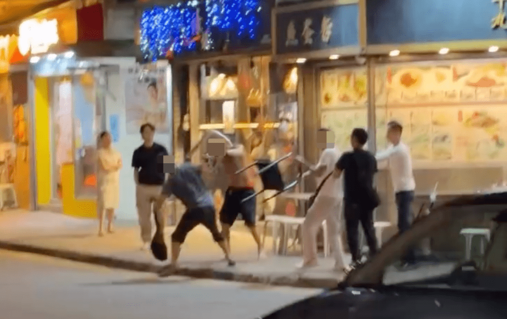 大圍積富街與積信街交界有三名男子街頭打鬥。Facebook 車Cam L (香港群組)影片截圖 大圍積富街與積信街交界有三名男子街頭打鬥。Facebook 車Cam L (香港群組)影片截圖