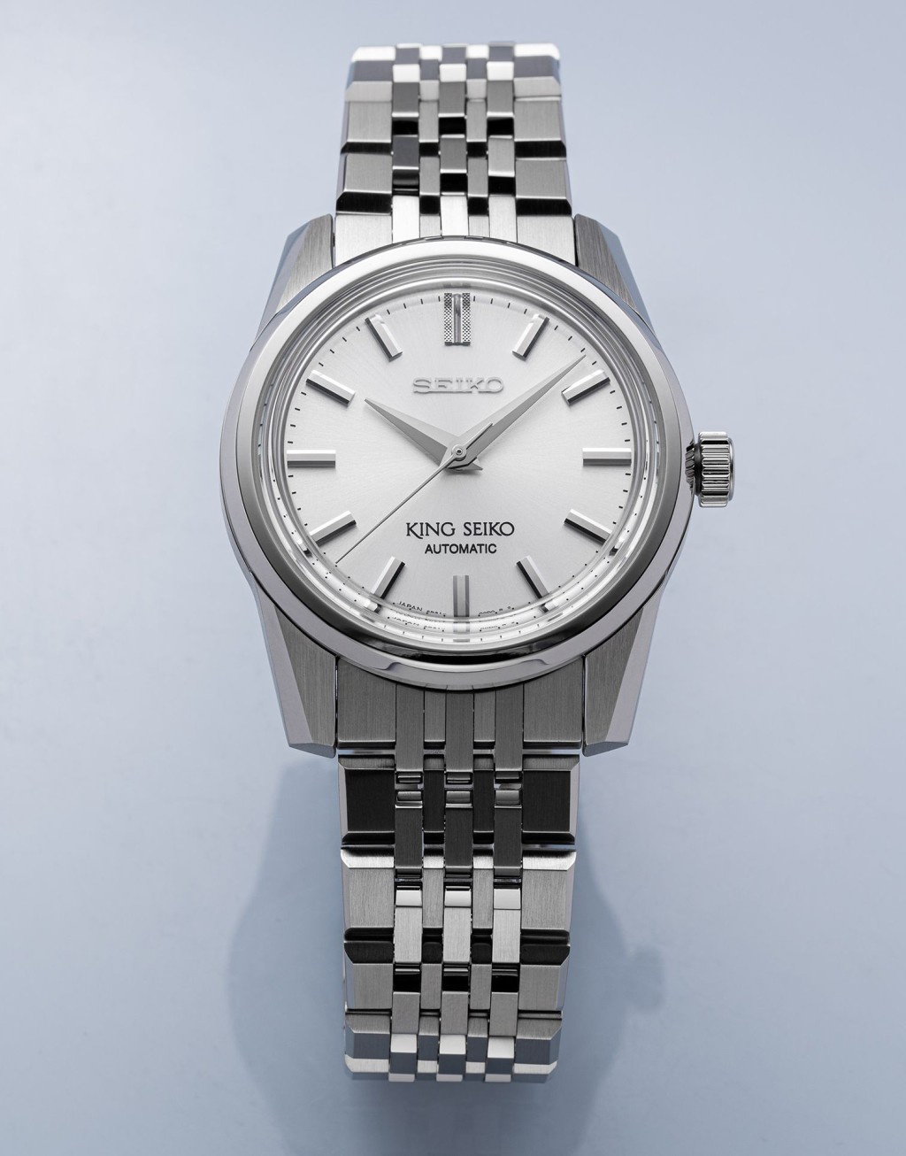 Seiko King Seiko SPB279J1,可以說是44KS的現代詮釋版,37mm直徑只比44KS大0.5mm,平面放射紋表盤配太子妃闊針和矩形時刻、12點位時刻的巴黎鉚打刻紋、盒形表鏡及不設日期功能等,各項設計都與原版非常相似,就連鏈帶都是當年模樣,打磨修飾亦非常到位。售價:$12,800 Seiko King Seiko SPB279J1,可以說是44KS的現代詮釋版,37mm直徑只比44KS大0.5mm,平面放射紋表盤配太子妃闊針和矩形時刻、12點位時刻的巴黎鉚打刻紋、盒形表鏡及不設日期功能等,各項設計都與原版非常相似,就連鏈帶都是當年模樣,打磨修飾亦非常到位。售價:$12,800