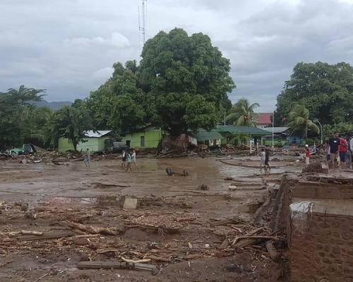 印尼中部落暴雨並引發山泥傾瀉。AP圖