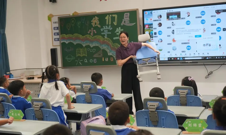 深圳白芒小学迁新校舍,配备人体工学午睡椅及自营饭堂。 南都 深圳白芒小学迁新校舍,配备人体工学午睡椅及自营饭堂。 南都