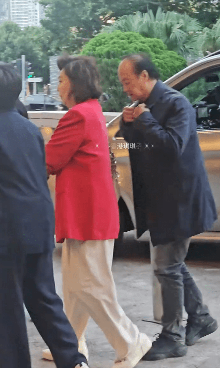 狄龍落車後，馬上整理一番衣衫。