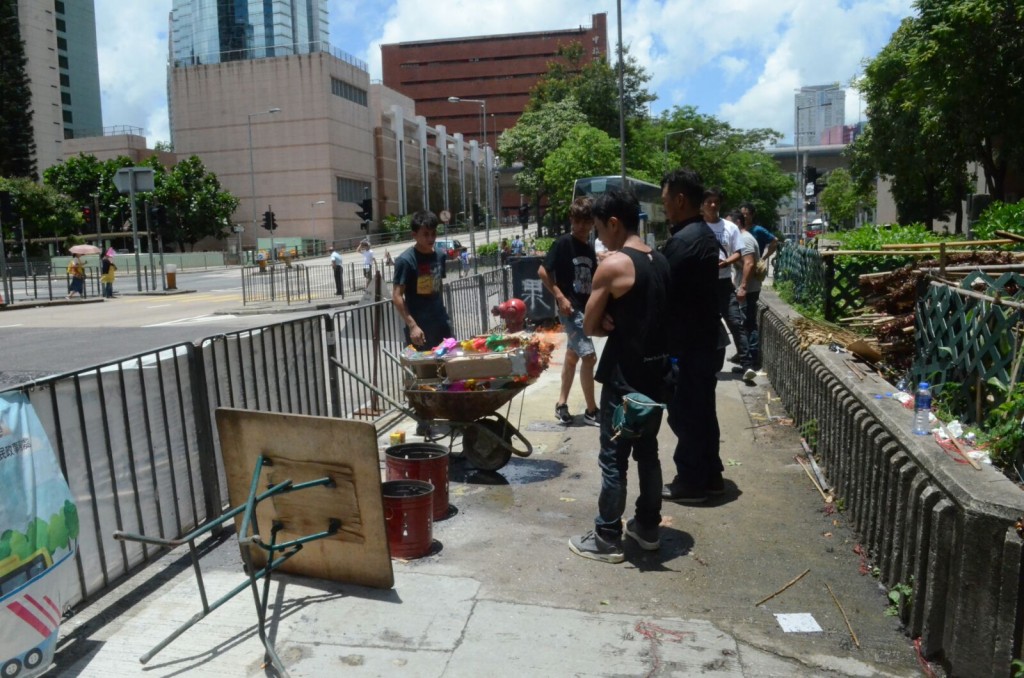 死者家屬及工友,今日再到現場路祭。