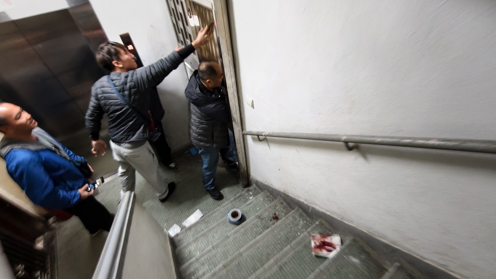 梯間亦遺下血迹。