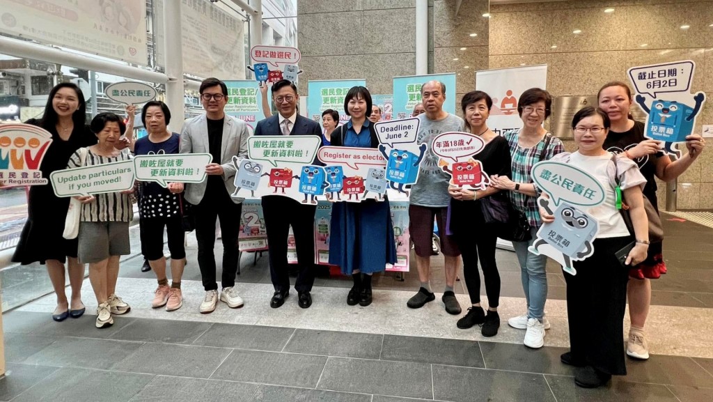 張國鈞日前與理陳倩雯到中西區選民登記站。張國鈞fb