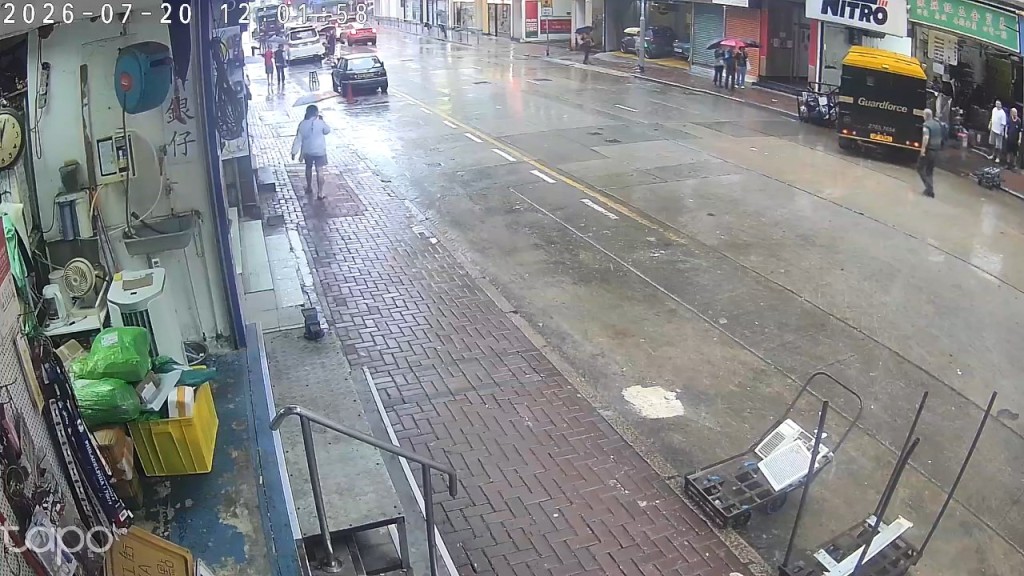 一名解款員跑向解款車,之後登車檢查。fb「車cam L(香港群組)」片段截圖 一名解款員跑向解款車,之後登車檢查。fb「車cam L(香港群組)」片段截圖
