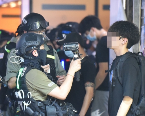 前線警員在示威現場以隨身攝錄機拍下情況。資料圖片