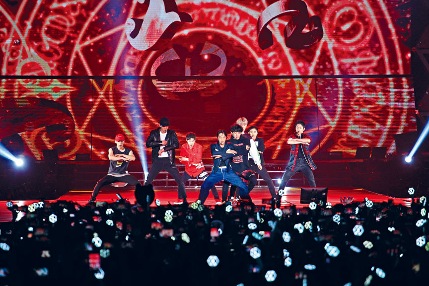 韓國人氣男團EXO來港開騷，勁歌熱舞足足兩個半小時。