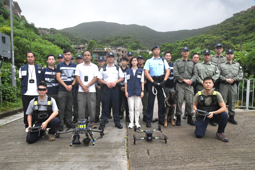 警方在清水灣相思灣村舉行反爆竊演習。