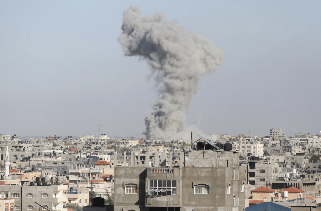 以军宣布空袭拉法市后，拉法市东部区域升起疑似被空袭的浓烟。路透社
