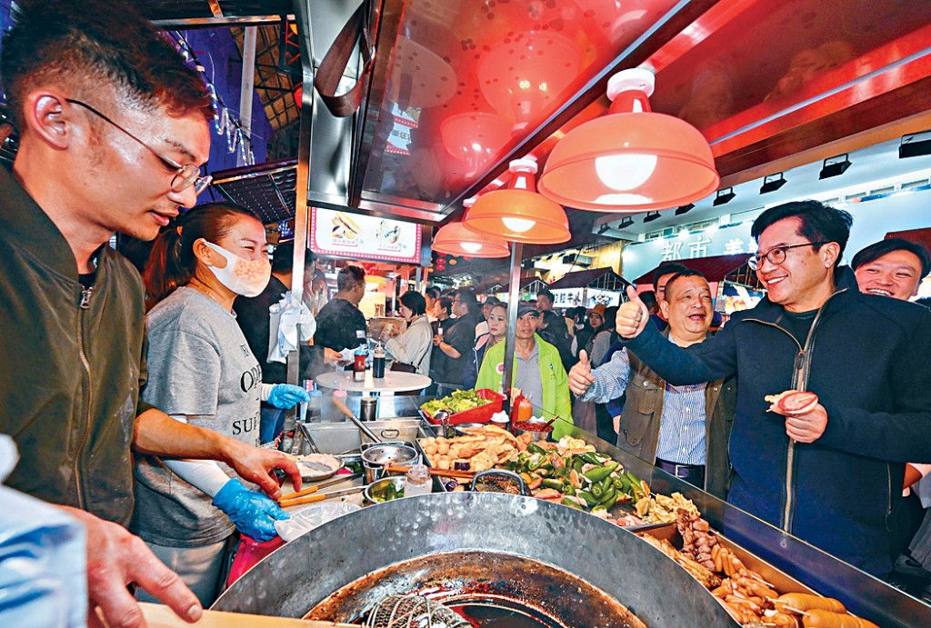 政府近期推出夜繽紛等活動吸引旅客,副財政司司長黃偉綸表示,訪港旅客數字上升趨勢「健康」。