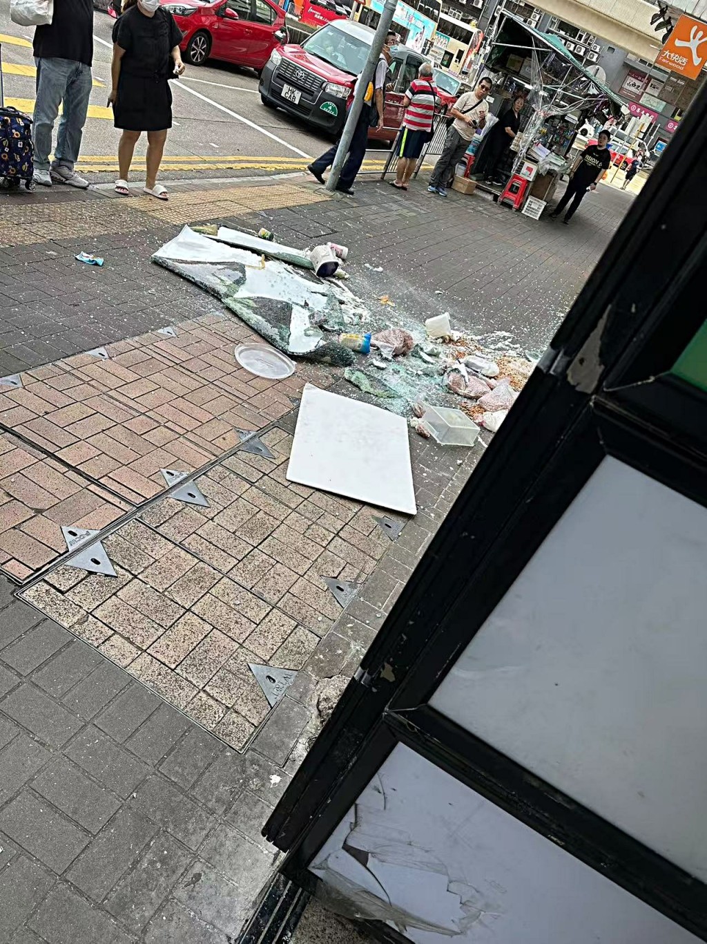 玻璃碎及雜物散滿一地。網圖 玻璃碎及雜物散滿一地。網圖
