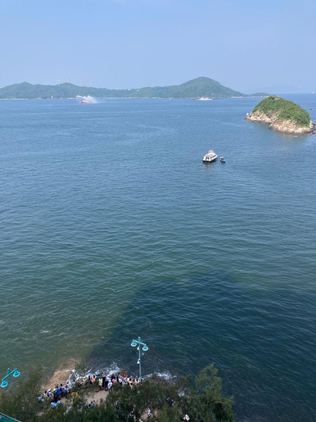從海怡半島望出,航母艦由噴水輪導航,正在離港。期間水警輪播音驅海域的𧄌船。讀者提供 從海怡半島望出,航母艦由噴水輪導航,正在離港。期間水警輪播音驅海域的𧄌船。讀者提供