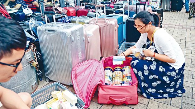 「限奶令」實施逾10年,當年不少內地客在行李篋放多罐奶粉。資料圖